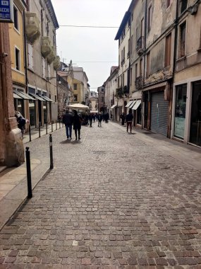 Bassano del Grappa, İtalya - Nisan 2023. Kuzey İtalya 'da Bassano del Grappa sokaklarında turistler