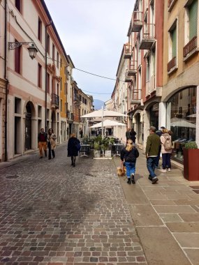 Bassano del Grappa, İtalya - Nisan 2023. Kuzey İtalya 'da Bassano del Grappa sokaklarında turistler
