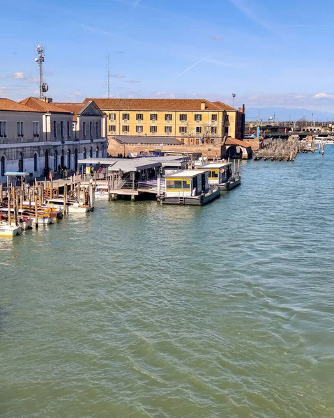 Veneza Itália Abril 2023 Veneza Canais Com Barcos Vela Turistas — Fotografia de Stock