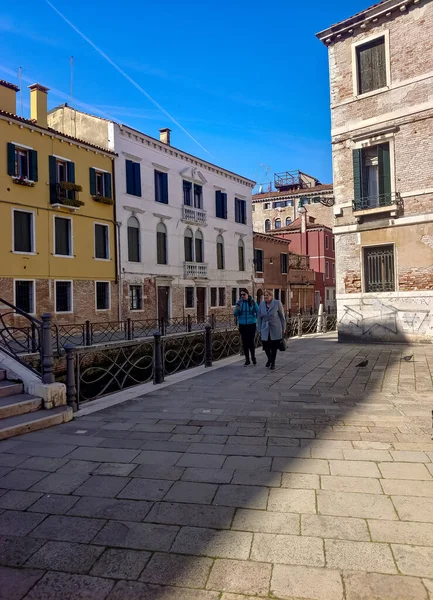 イタリア ヴェネツィア 2023年4月 ヴェネツィア運河ボートセーリングや観光客が晴れた日にその通りを歩く — ストック写真