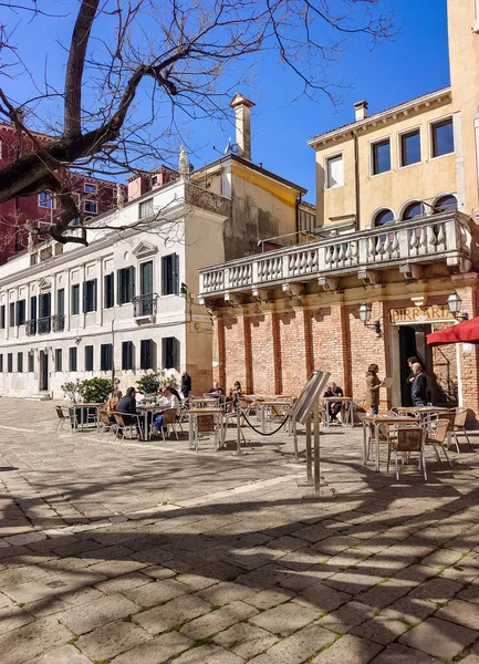 イタリア ヴェネツィア 2023年4月 晴れた日にヴェネツィアの街を歩く観光客 — ストック写真