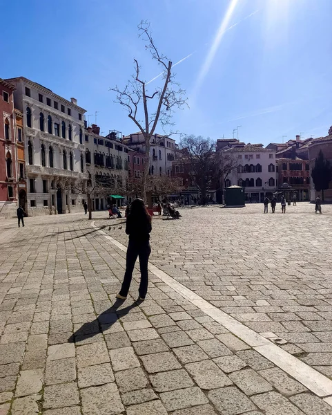 イタリア ヴェネツィア 2023年4月 晴れた日にヴェネツィアの街を歩く観光客 — ストック写真
