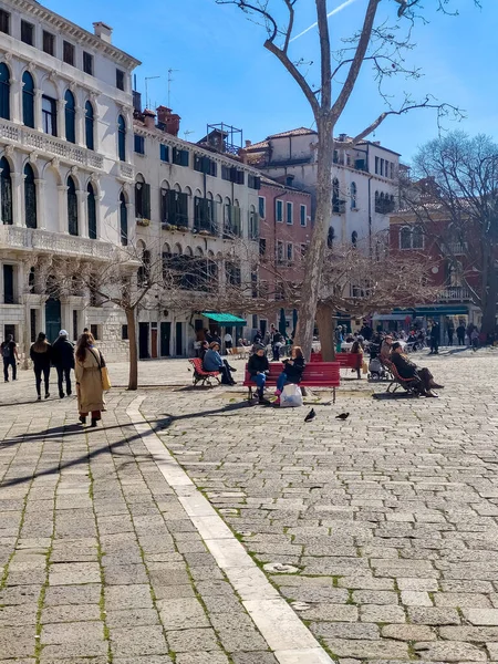 베네치아 이탈리아 2023 베네치아의 거리를 관광객 — 스톡 사진