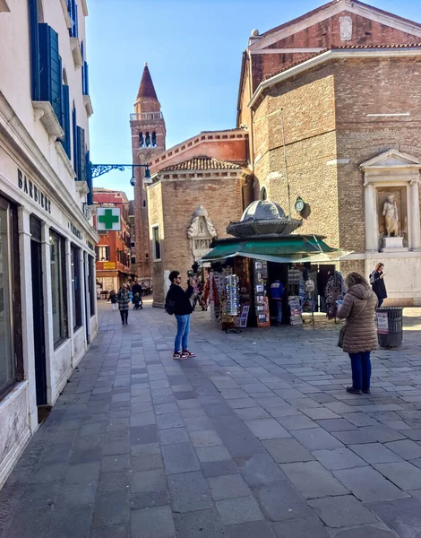 Venecia Italia Abril 2023 Turista Caminando Por Calle Venecia Día — Foto de Stock