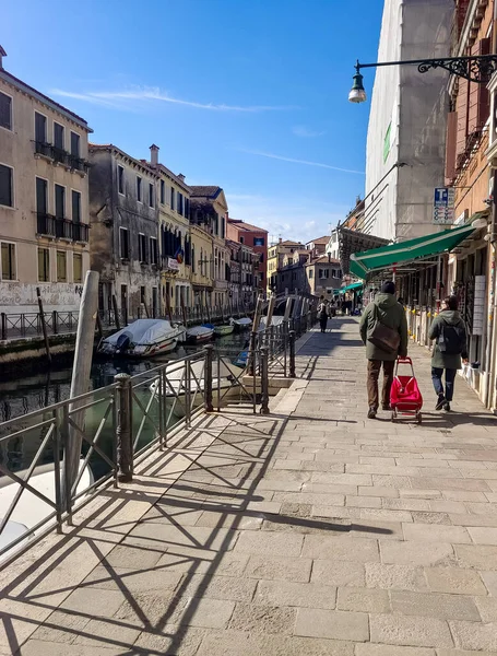 Венеція Італія Квітень 2023 Венеціанські Канали Човнами Туристами Прогулюються Вулицями — стокове фото