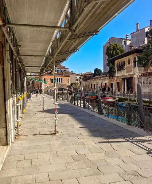 Venedik Talya Nisan 2023 Yelkenli Venedik Kanalları Güneşli Bir Günde — Stok fotoğraf