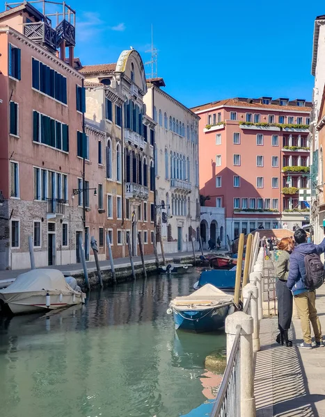 Veneza Itália Abril 2023 Veneza Canais Com Barcos Vela Turistas — Fotografia de Stock