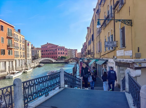 イタリア ヴェネツィア 2023年4月 ヴェネツィア運河ボートセーリングや観光客が晴れた日にその通りを歩く — ストック写真