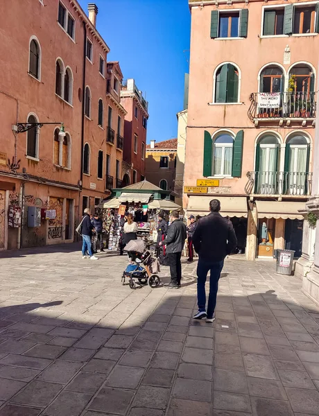 Benátky Itálie Duben2023 Turistické Procházky Ulicí Benátek Slunečného Dne — Stock fotografie