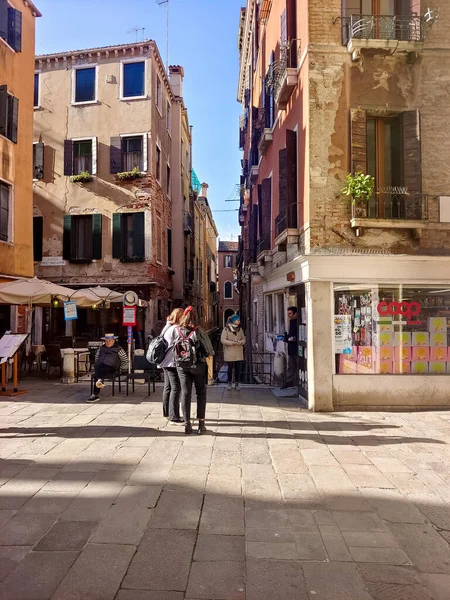 Venedik Talya Nisan 2023 Güneşli Bir Günde Venedik Sokaklarında Yürüyen — Stok fotoğraf