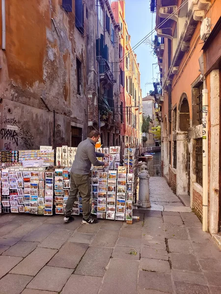 Venedik Talya Nisan 2023 Güneşli Bir Günde Venedik Sokaklarında Yürüyen — Stok fotoğraf
