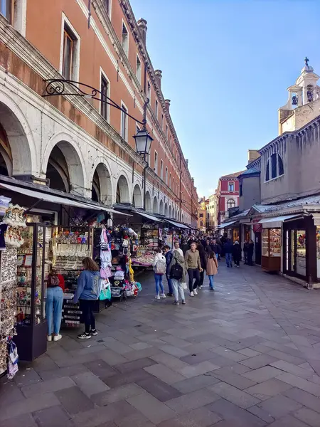Венеція Італія Квітень 2023 Турист Який Ходить Вулицею Венеції Сонячний — стокове фото