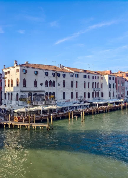 威尼斯 意大利 2023年4月 在一个阳光明媚的日子里 威尼斯运河上有帆船 街上有游客 — 图库照片