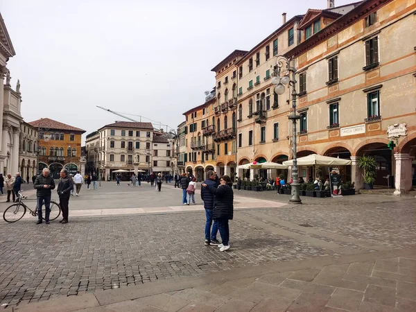 이탈리아 2023 이탈리아 북부에 사노델 라파의 거리에 관광객들 — 스톡 사진