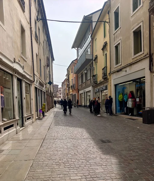 이탈리아 2023 이탈리아 북부에 사노델 라파의 거리에 관광객들 — 스톡 사진