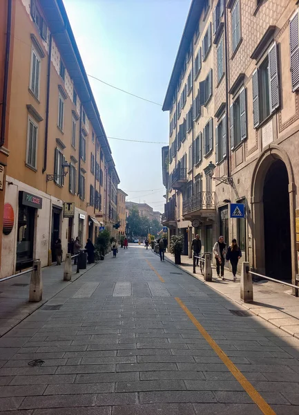 トレヴィーゾイタリア 2023年4月 晴れた日に北イタリアのトレヴィーゾの通りの観光客 — ストック写真