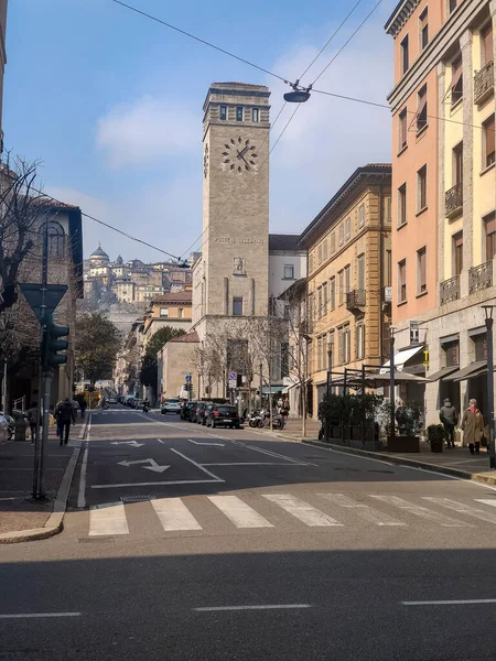 トレヴィーゾイタリア 2023年4月 晴れた日に北イタリアのトレヴィーゾの通りの観光客 — ストック写真