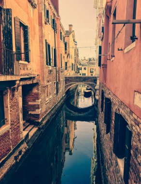 Venedik Kanalları güneşli bir günde, tarihi şehirde caddede bina inşa ediliyor..