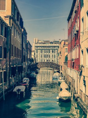 Venedik Kanalları güneşli bir günde, tarihi şehirde caddede bina inşa ediliyor..