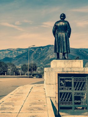 Bassano del Grappa yolunda heykel. Arka planda Avrupa Alplerini görebilirsiniz.