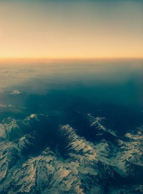 Avrupa Alpleri 'nin tepesindeki hava manzarası