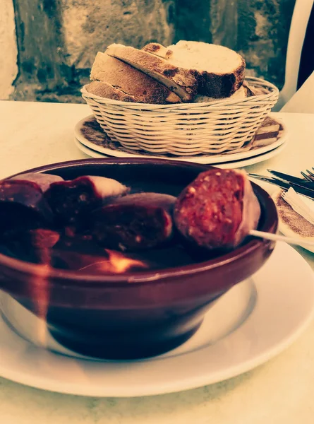 Чаша Испанского Мяса Огнем Хлеб Заднем Плане — стоковое фото