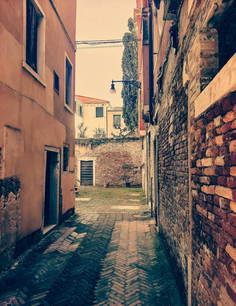 Ulica Wenecka Północy Włoch Słoneczny Dzień Możesz Zobaczyć Domy Mieście — Zdjęcie stockowe