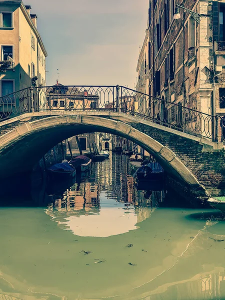 歴史的な街の通りに建物と晴れた日にヴェネツィアの運河 — ストック写真