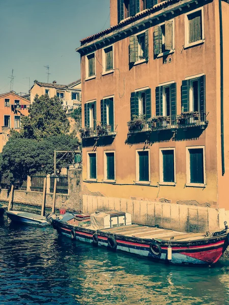 Kanály Benátek Slunečného Dne Budovou Ulici Historickém Městě — Stock fotografie