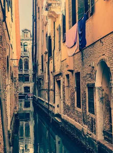Venedik Kanalları Güneşli Bir Günde Tarihi Şehirde Caddede Bina Inşa — Stok fotoğraf