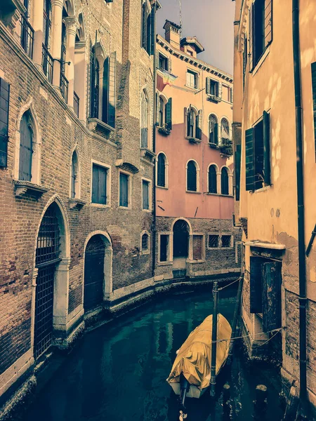 Csatornák Velence Egy Napsütéses Napon Épület Utcán Történelmi Város — Stock Fotó