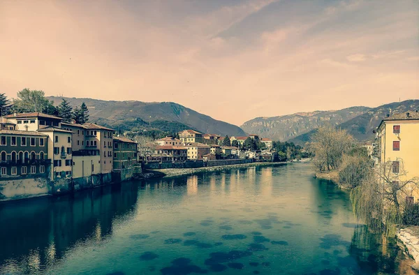 巴萨诺德尔格拉帕河位于意大利北部欧洲阿尔卑斯山中巴萨诺德尔格拉帕桥的欧洲桥上 你可以看到村里的房子 — 图库照片