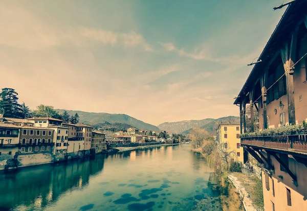 イタリア北部のヨーロッパアルプスのバッサーノ グラッパ橋のバッサーノ グラッパ川 村の家が見えます — ストック写真