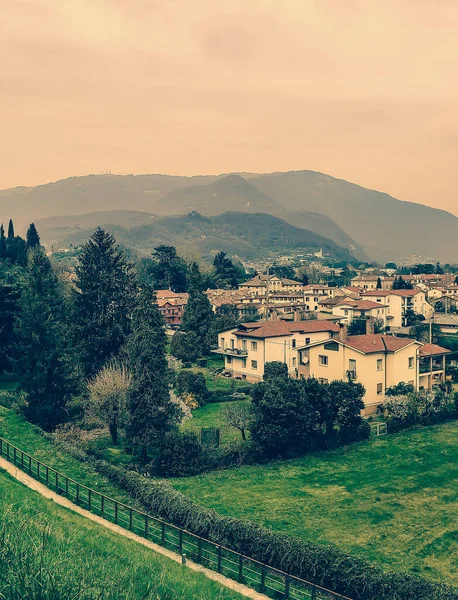 イタリア北部のバッサーノ グラッパの山の村 — ストック写真