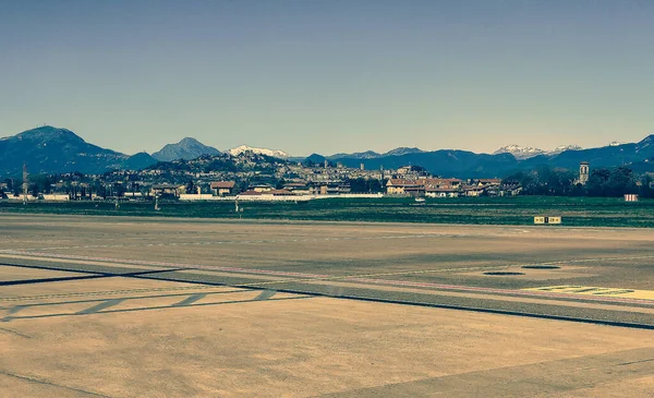 背景に山のあるトレヴィーゾ空港 ストック画像