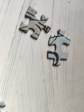 Picasso tarzının bulmaca parçaları beyaz arkaplanda