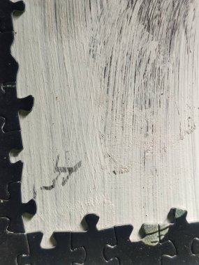 Picasso tarzının bulmaca parçaları beyaz arkaplanda