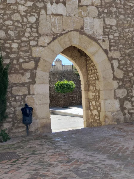 城の壁とアンダルシアのエル コロニルのスペインの村の通り — ストック写真