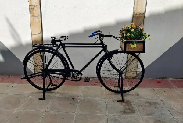 Straße Des Spanischen Dorfes Coronil Andalusien Mit Fahrrad Mit Blumen — Stockfoto
