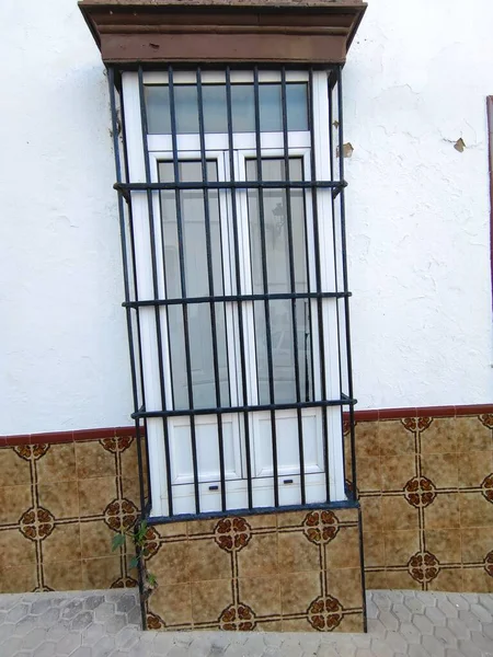 Fönster Med Svarta Barer Vägg Andalusien — Stockfoto