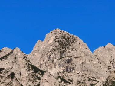 Güneşli bir günde İtalya 'nın kuzeyindeki Dolomitler