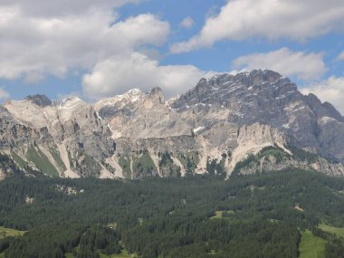 Güneşli bir günde İtalya 'nın kuzeyindeki Dolomitler