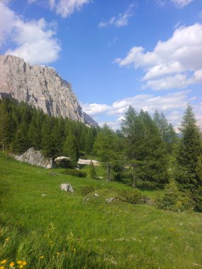 Güneşli bir günde İtalya 'nın kuzeyindeki Dolomitler