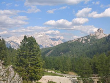 Güneşli bir günde İtalya 'nın kuzeyindeki Dolomitler