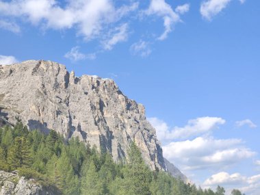 Güneşli bir günde İtalya 'nın kuzeyindeki Dolomitler