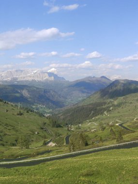 Güneşli bir günde İtalya 'nın kuzeyindeki Dolomitler