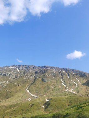 Güneşli bir günde İtalya 'nın kuzeyindeki Dolomitler