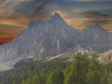 İtalya 'nın kuzeyindeki Dolomitler gün batımında