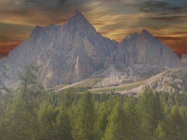 İtalya 'nın kuzeyindeki Dolomitler gün batımında
