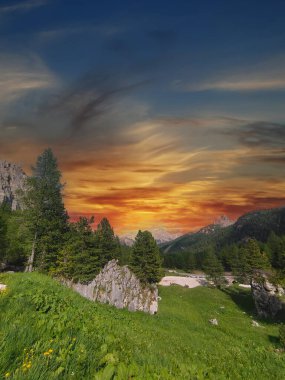 İtalya 'nın kuzeyindeki Dolomitler gün batımında